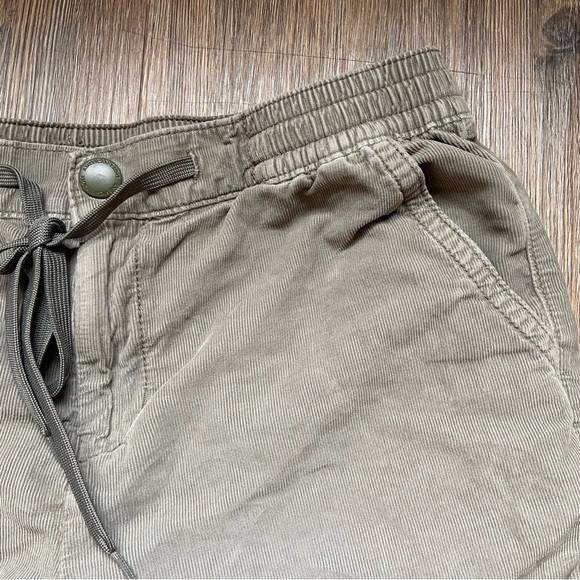 American Eagle Outfitters Faded Green Women's Cargo Shorts - Picture 4 of 13